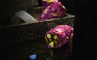 راحة الفستق مع الورد الشامي Turkish Delight with pistachios + flowers (cylinder)
